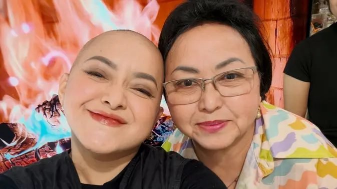 Lizzie Parra Cukur Habis Rambut, Dikelilingi Keluarga Lawan Kanker